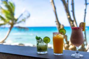Amerika, Karibik, Große Antillen, Dominikanische Republik, Cabarete, Farbenfrohe Cocktails vor Strandkulisse im Natura Cabana Boutique Hotel & Spa Amerika, Karibik, Große Antillen, Dominikanische Republik, Cabarete, Farbenfrohe Cocktails vor Strandkulisse im Natura Cabana Boutique Hotel & Spa